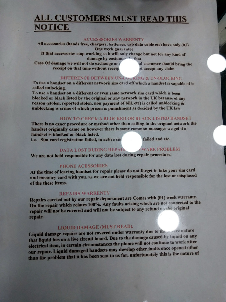휴대폰 매장 창문에 잠금 해제와 차단 해제의 차이를 적어 놓은 안내문. 매장마다 용어를 다르게 적어 구조로 가려야 한다.
